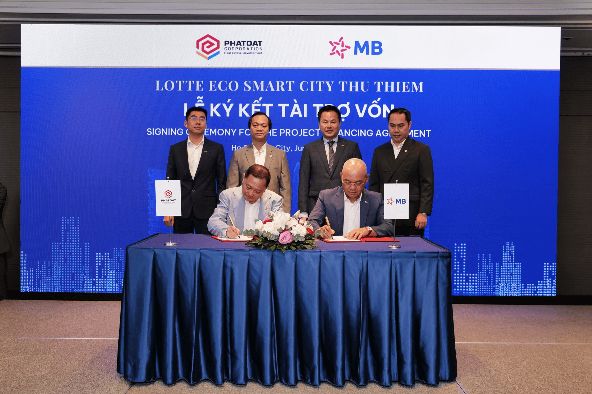 Sáng 26-6 tại TP.HCM, "siêu thương vụ" với dự án Lotte Eco Smart City Thủ Thiêm đã chính thức được kích hoạt bằng lễ ký kết hợp tác đầu tư giữa Tập đoàn Lotte và Công ty cổ phần phát triển bất động sản Phát Đạt - Ảnh: CÔNG TRIỆU